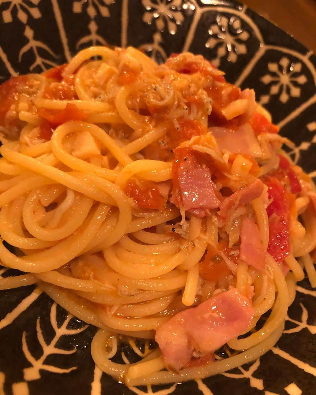 麻宮彩希さんのインスタグラム写真 - (麻宮彩希Instagram)「最近私トマトが 痒くてしょうがないので食べれない (妊娠中の一過性のアレルギーであって欲しい。)  夫はトマトパスタが好きなので パスタを作る時は別の物を作ります  シラスとトマトのパスタ(セミドライとフレッシュ)  納豆と高菜の和風パスタ  美味しかったと思う。  最近ご飯作っても写真撮るの忘れてる🤳 すんませーん😀  #さき🍙#パスタ」2月25日 0時57分 - sakibows0125