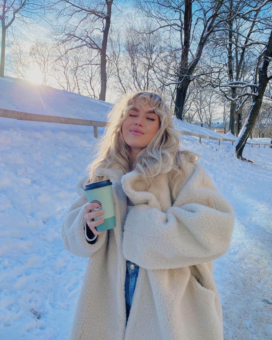 アンジェリカ・ブリックのインスタグラム：「When the snow was still on the ground 🥺」