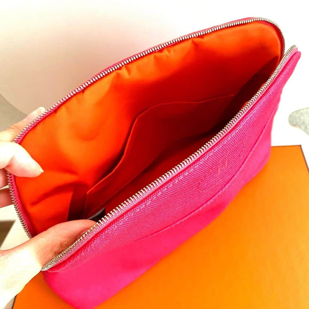 味岡ちえりさんのインスタグラム写真 - (味岡ちえりInstagram)「好美さんの眼鏡を纏オプティカルに作りに行った日の帰りに、まさかのサプライズで誕生日をお祝いしてもらってしまった‼️ 不意打ちすぎてビックリしてしまい、せっかく歌ってくれたバースデーソングを途中で止めてしまった😂 （いや、好美さん、あなた最後までひとりで歌う気だったのか？笑）  お揃いだからって、好きな色選ばせてくれたのでピンクに💕 バッグの中身ぐちゃぐちゃになりがちなので、しっかり整理整頓します😝  ここ最近は紫外線と花粉対策でこの眼鏡ばっかり👓お気に入りすぎるけど、クリアだからすっぴんだと微妙なのと、色が濃くなると結構怖くなりがちなのが悩み🙄私の顔の問題か…？  #味岡ちえり #好美さんありがとう❤️ #ポーチ　#可愛い　#pink #なんで欲しいの知ってた？ #好美さんエスパー説 #誕生日　#1月です #トートバッグに隠し持ってたプレゼント #サンタクロースですか？」2月25日 1時08分 - chieri0103