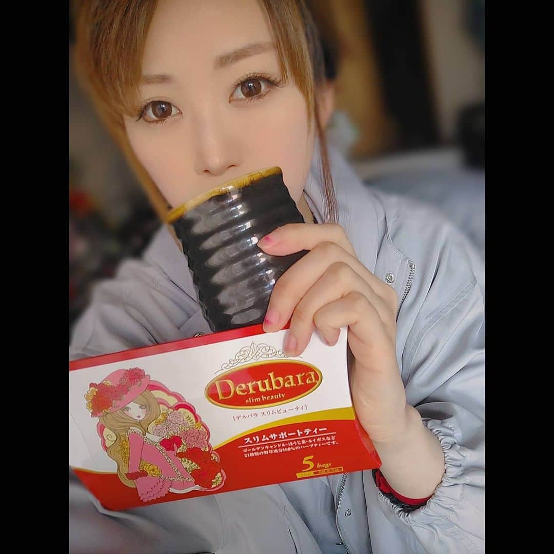 松浦麻里奈のインスタグラム：「名前のとおり、デル！！ @megu_beauty  デルバラスリムビューティっていう、 21種類の厳選ハーブのみで製造しているお茶で 楽天市場ダイエットティーランキングで続々1位なってる！！  休日に飲むのがオススメ😂👍 寝る前の飲んで朝かにドバー💩らしいけど、  ヤカン沸かして一日かけて飲んだら デルバラだった😤😯😯😯😯😯  ハーブってすごい🥺❣️ 薬のまなくてもいい！！  #デルバラスリムビューティ #デルバラ #デルバラスリム #MEGUコーポレーション #ダイエッター #美容と健康 #健康茶 #美容マニア #pr #お茶#ドリンク#DRINK #💩#💩💩💩 #美容#Beauty#美容ケア #美肌#美容好き #寝る前#おやすみなさい #goodnight #goodmorning」