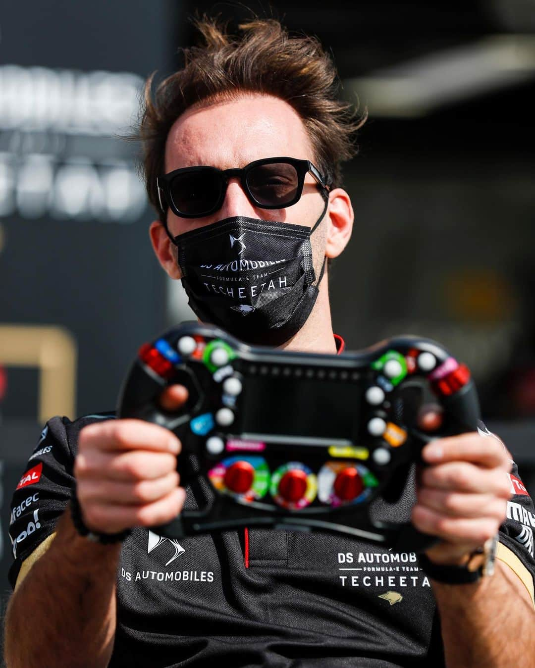 ジャン＝エリック・ベルニュのインスタグラム：「If someone can tell me precisely what means each button on my steering wheel, i will give away a VIP pass for one of the coming European races ;-) Good luck!   Si quelqu’un est capable de me dire exactement la signification de chaque bouton sur mon volant, j’offrirais un pass VIP pour une des prochaines courses Européennes 😎 Bon courage !」