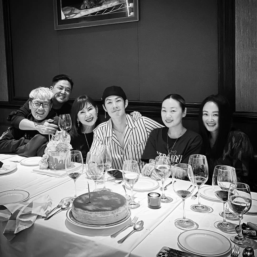 呉建豪のインスタグラム：「Its been a crazy couple months dealing with all that has happened with the world, and family. Seems like so many curve balls comin all at once recently... So to be able to spend an evening celebrating life with people you love dearly is a blessing indeed, a real gift. The good Lord has definitely been showing us what really matters in this world. And family is at the top of the list right next to The Almighty... so with that said, a BIG Happiest Birthday to the woman who birthed me... @itsmimitime I love you so much, and may God bless you with all of your hearts desires. 💜🎂」
