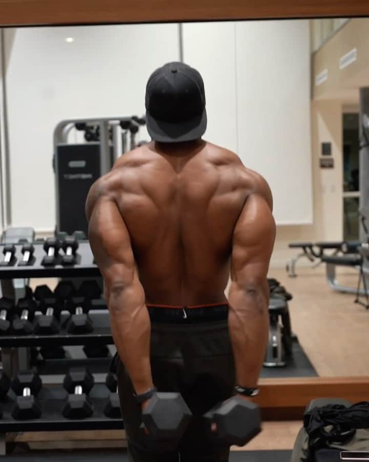 Simeon Pandaのインスタグラム：「Try these exercises for your traps, mid & rear delts 🔥Save for later, tag friends ⁣💪🏾 ⁣ 👉You can download my training programs at simeonpanda.com  🏠 I want to help you train AT HOME!  Visit my YouTube Channel:  YouTube.com/simeonpanda Plenty of FREE home routines 👊🏾  💊 Follow @innosupps ⚡️ for all the supplements I use 👌⁣⁣⁣⁣  #simeonpanda #shouldersroutine #lateralraises #reardeltrow #facepull #shouldersday」
