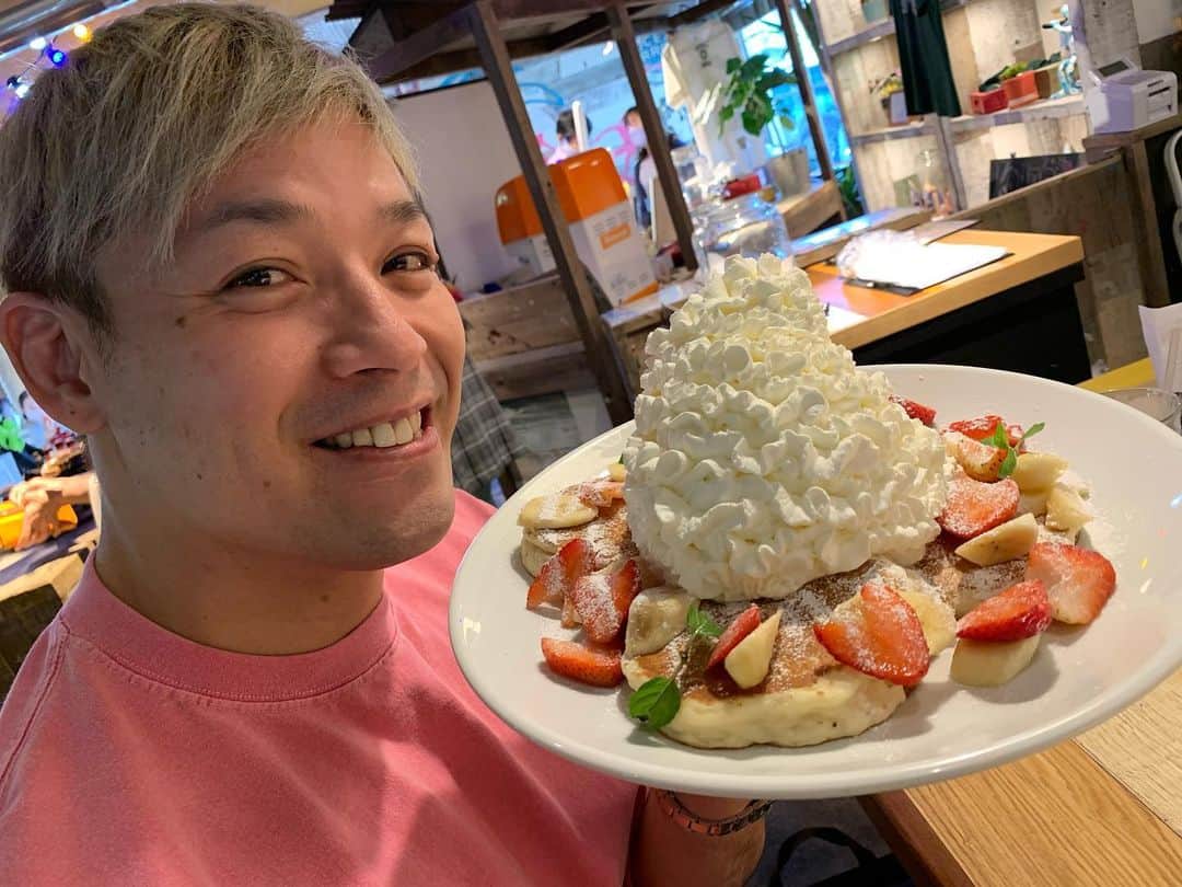 潮崎豪さんのインスタグラム写真 - (潮崎豪Instagram)「. いつかのパンケーキ。  #パンケーキ食べたい #パンケーキ部 #ハワイアンカフェ #コナズ珈琲 #noah_ghc」2月25日 1時15分 - g.shiozaki