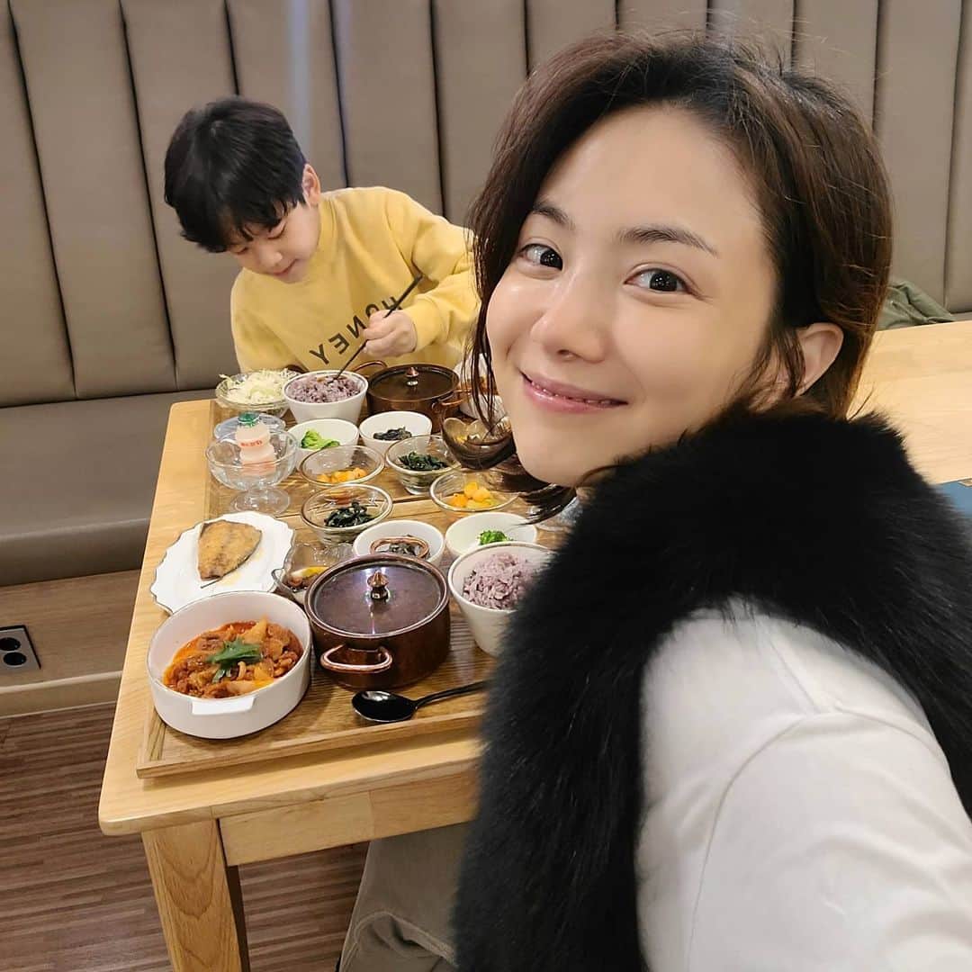 ユ・ハナのインスタグラム：「나는 사랑받는 외동딸이였는데도 늘 더 사랑받고싶어했고 항상 외롭다느꼈고 더 관심받길 원했던 것같은데  뭔가 이야길할때  내 눈동자가 늘 널 바라봐주는 걸 좋아하는 니가 요즘 얼마나 외로웠을지  그동안 내 눈이 너랑 마주치는 시간이 얼마되지않았다는 걸 둘만의 시간을 가져보니 느끼게 되더라.  어쩔수없는거라고들 하지 동생이 있으면 어쩔 수없다고  어른이 된 나도 아직 못하는 걸 너한테 받아들이라고 하고있었던거야  형이니까 당연히 해야된다고 이야기하지않을께  이제 막 9살밖에 안된 니가 '가족'과 '관계'란 것에 대해 배우고 노력중임을 대견하고 대단하다 생각할께.   자리에 앉자마자 자연스럽게 셀프인 물을 떠서 가져다 준 날 니가 제육볶음을 세접시나 리필한 날 나보다 밥 많이 먹은 날 어묵국이 맛있었는데 매워서 잘 못먹었다며 사랑스럽게 웃던 날  요구르트하나 더 마시고 싶대서 내껄 건네주는데 엄마는 괜찮아? 라며 매력적이게 질문을 던진 날 종일 그렇게 둘이보냈으면서 늦은밤,  엄마가 지금 시헌이만 더 신경쓰고있는 것같다며 꾹 참은듯한 눈물을 보였던 날  9살답게 행동해야한다고 얘기한 적 없는데 9살답게 행동해야할것만 같은지 오늘에서야 나는  니가 아주 많은 것을 받아들이느라 힘겨워하고있을지도 모르겠다 싶었어   내가 부족한 것들을 너한테 욕심내지 말아야지 내가 싫었던 부모님의 모습만큼은 너에게 하지말아야지 가끔 너무 어렵다면 내가 9살이 되어볼께.  그래서 나는 우리 엄마가 어떻게 해주면 좋을까 생각해볼께  그리고  내일은 오늘보다 더 많이 바라보고 사랑해주는 날이될께   늘 미안하고  너무 고마워」