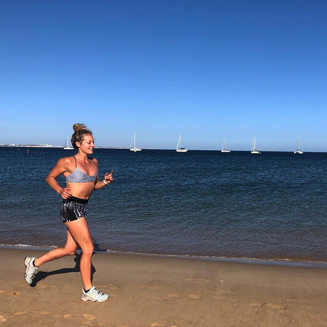のインスタグラム：「It’s crazy in my mind right now but I am optimistic and driven to be running again by May 9 of this year, so that I can run for those who can’t.  As a non-profit foundation, Wings for Life supports promising research projects and clinical studies around the world. The main goal: finding a cure for spinal cord injury. Everyone who takes part in the race helps to achieve that goal; 100% of entry fees are donated to spinal cord injury research.   The race takes place at the same time globally, May 9, 2021. You can run from  anywhere in the world, but still with me! I’ve put the link to register in my bio link. I hope you’ll join — or at least consider making a donation 🤍  I had to dig for a photo of me running because I actually don’t do it all that much but when I do; my favorite place to run is on the beach. Where’s your favorite place to run?」