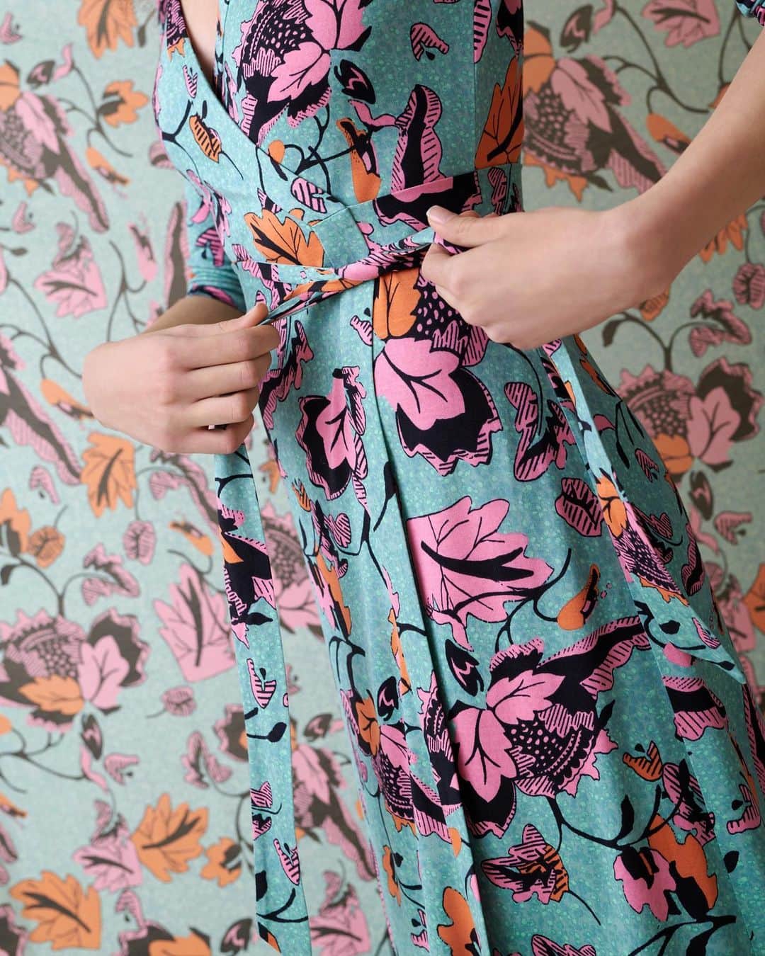 ダイアン フォン ファステンバーグのインスタグラム：「Our iconic little dress that comes on and off with one swift tug...」