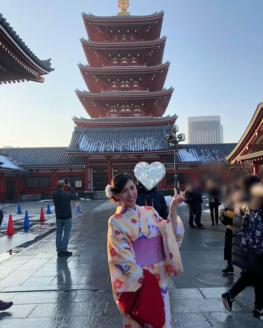 岡村真依のインスタグラム：「この写真、めっちゃいい感じに外国の方がこっち向いて写ってて😂❣️❣️❣️ 一緒に撮ったみたいになってるの✨✨笑  ほんとはみんなに見せたいけどプライバシー🤫♬  #過去pic #かこぴっく #pastpic #着物 #kimono #asakusa #浅草 #japanesestyle #👘」