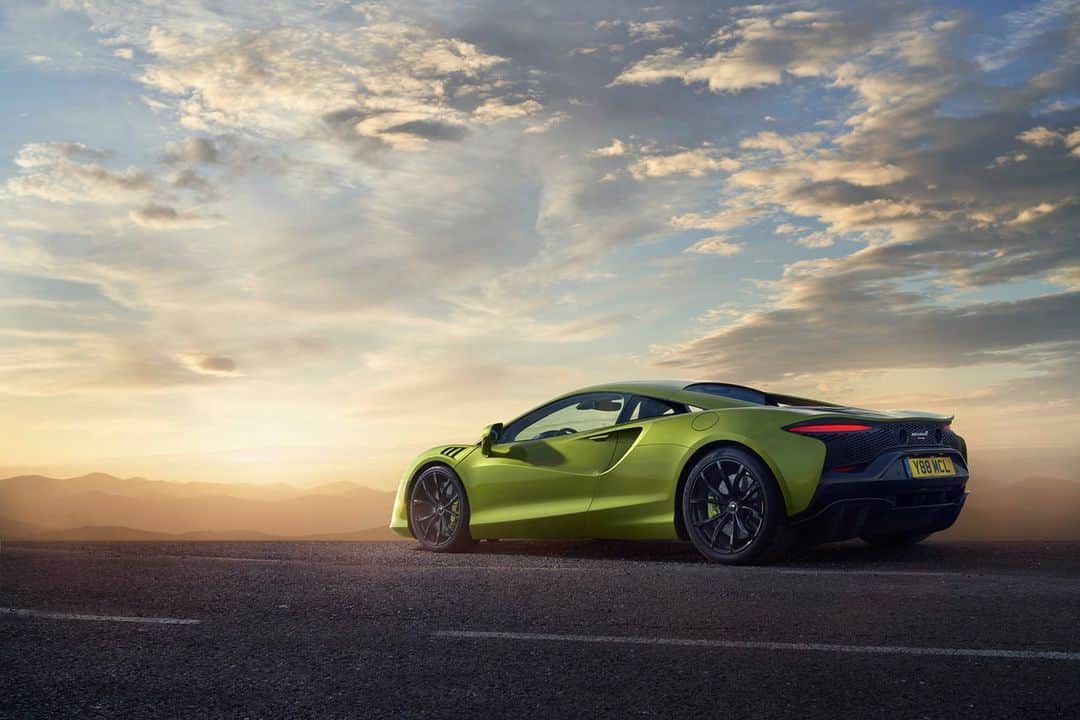 McLaren Automotiveさんのインスタグラム写真 - (McLaren AutomotiveInstagram)「Chassis settings in the Artura can be adjusted electronically with three Handling modes: Comfort, Sport and Track.   Each setting has its own distinct set of parameters for the dampers, for example, a compliant ride for urban driving when in Comfort mode or enhanced dynamic response through tighter damper control when in Track. The settings for the e-diff are also altered as the driver cycles through the Comfort, Sport and Track settings.​ ​ #McLarenArtura​」2月25日 1時30分 - mclarenauto