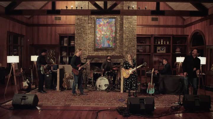 テデスキ・トラックス・バンドのインスタグラム：「You deserve it...so get The Fireside Sessions on @nugsnet. Episode Two premieres on Thursday, February 25 at 8pm ET with some new faces (and voices) joining the party. Tune in! (Link in bio)」