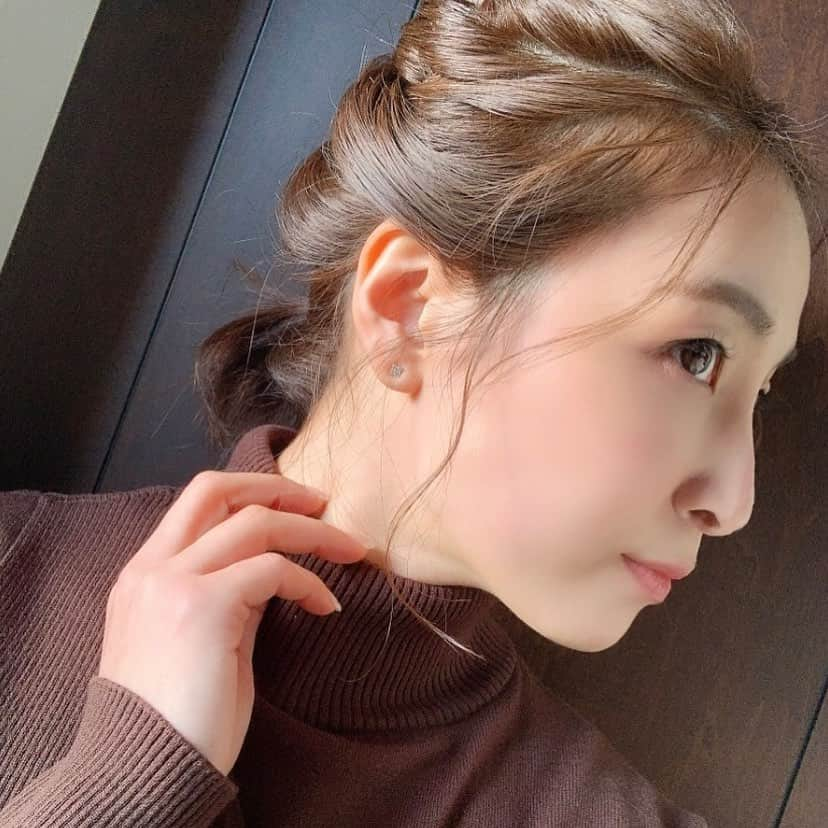 佐藤あり紗さんのインスタグラム写真 - (佐藤あり紗Instagram)「. . . ＼ 脳洗浄 ／ . 台湾で、メイク＆ヘアセットしてくれた みっぽさん @cameppo35 に脳洗浄を施術してもらいました( ¨̮⋆) . 🧠を洗うのかなぁ？と、思った皆様。 私と同じレベルです。おめでとう🎊 . 実際は、寝てしまうほど 気持ちいいマッサージをひたすらしてもらいました( ¨̮⋆) 足のマッサージや、ストレッチも気持ちよかったぁ(^O^) . ビフォーアフターのアフターしか写真撮っていなくて、 スッキリ感を写真でお伝え出来ないけど♡ . . 久しぶりにみっぽさんにメイクと、ヘアセットもしてもらいました✂  . #脳洗浄 #マッサージ #仙台脳洗浄 #仙台市 #SATOARISA #佐藤あり紗 #バレーボール」2月25日 1時31分 - arisa_chu