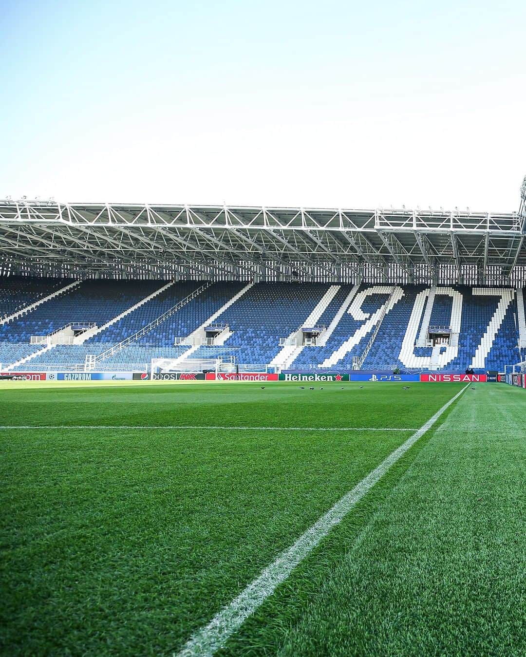 アタランタBCのインスタグラム：「🏠 La nostra casa nel suo vestito migliore! 😍 Our home wearing its best dress!  🗣 Vai sulle storie del @gewiss_stadium_official e riempi i nostri spalti! 📲 Go to @gewiss_stadium_official stories to join us! ⠀ #AtalantaReal #UCL #GoAtalantaGo ⚫️🔵 #Atalanta #BergAMO #ForzaAtalanta」