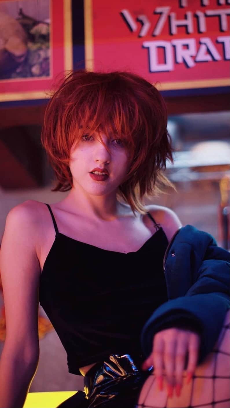 ベッキー・クルーエルのインスタグラム：「BLADE RUNNER 🔪 ⁣ shot in 2017 at the youtube space - since the youtube spaces are closing down as end of an era I wanted to share again!⁣ ⁣ You might remember this from my video back then - I was so proud of it and decided to make a version for here too ☺️ I love blade runner both the old one and the new one.」