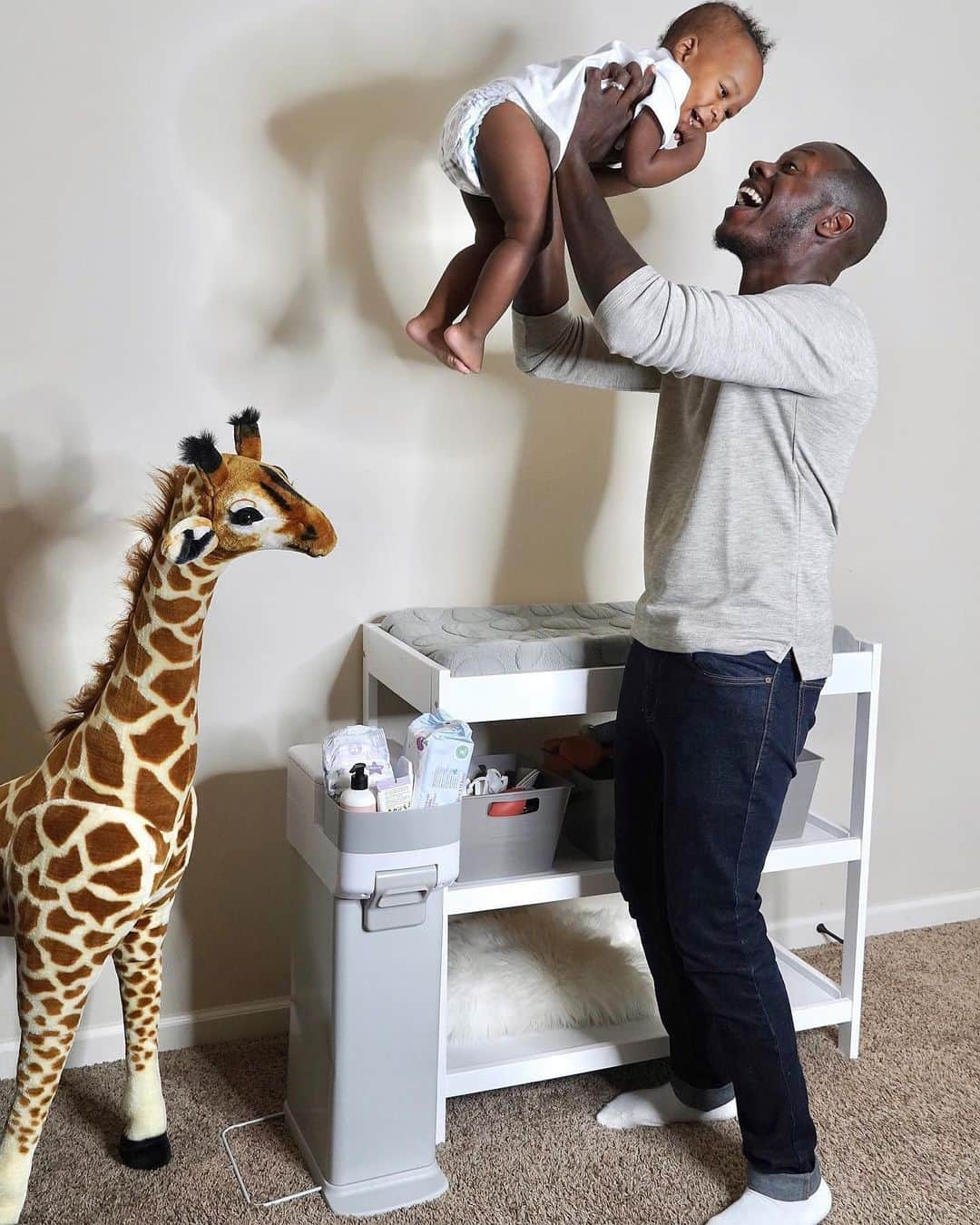 Skip Hopさんのインスタグラム写真 - (Skip HopInstagram)「The Diaper Pail so sleek and easy to use, it'll have you celebrating at every diaper change. 🙌  📸: @marcustankard  #nurserymadebetter #diaperduty #skiphop」2月25日 1時45分 - skiphop