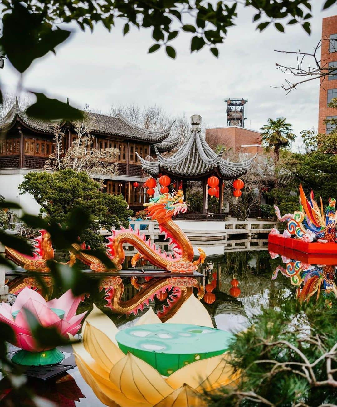 Portlandさんのインスタグラム写真 - (PortlandInstagram)「Every Chinese New Year @lansuchinesegarden helps highlight and showcase these traditions to our community in Portland. One of which is the Lantern Festival! 🏮 The lanterns symbolize good fortune and letting go of the past and focusing on new beginnings. Today & always, we stand with our Asian community and small businesses. They make up an integral part of our city culture and has helped make us who we are today.  -  📷: @tee.explores  #Portland #PortlandNW #PDX #lanternfestival #chinesenewyear」2月25日 1時48分 - portland