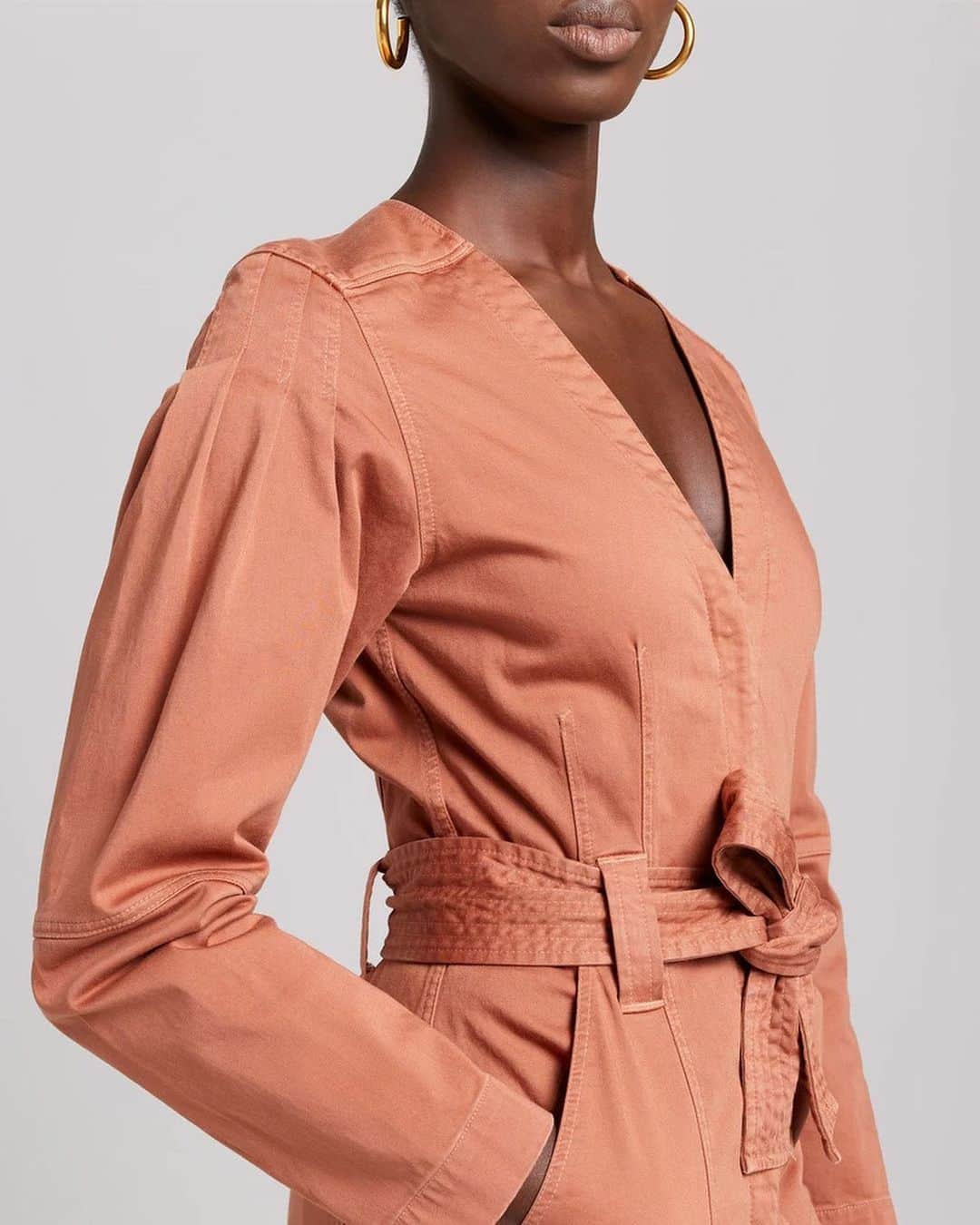 エーエルシーのインスタグラム：「Utility through a feminine lens, the Cade jumpsuit has a gathered shoulder and pronounced seaming. (Plus it tucks into boots and pairs well with sandals.)」