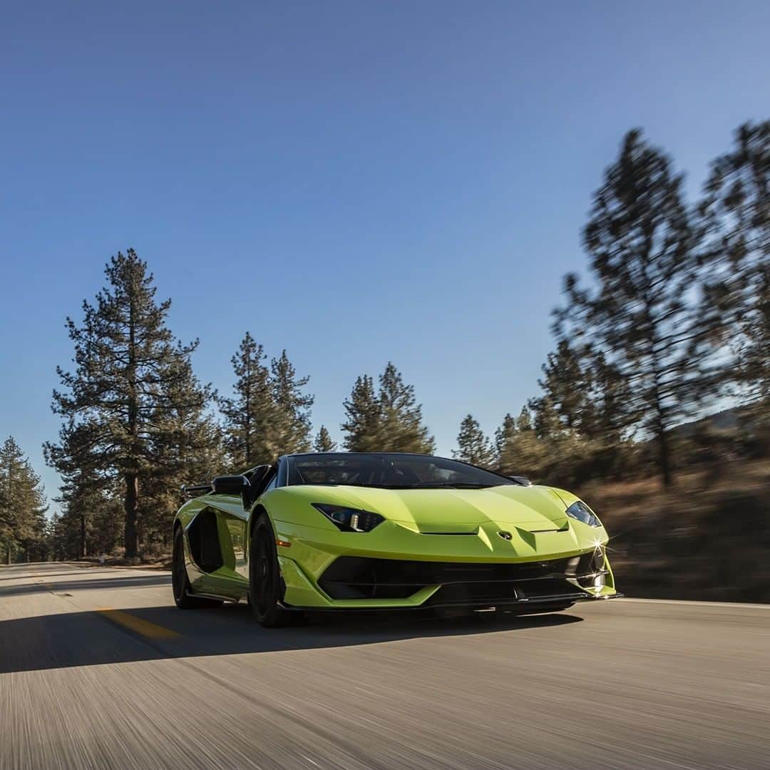 ランボルギーニのインスタグラム：「Let the light of nature be your partner on an emotional ride.  Aventador SVJ Roadster, captured by @capitolsunset. #Lamborghini #AventadorSVJRoadster #LightsOnLamborghini __ Aventador SVJ Roadster: Fuel consumption combined 18.0 l/100km; CO2-emissions combined 448 g/km (WLTP)」