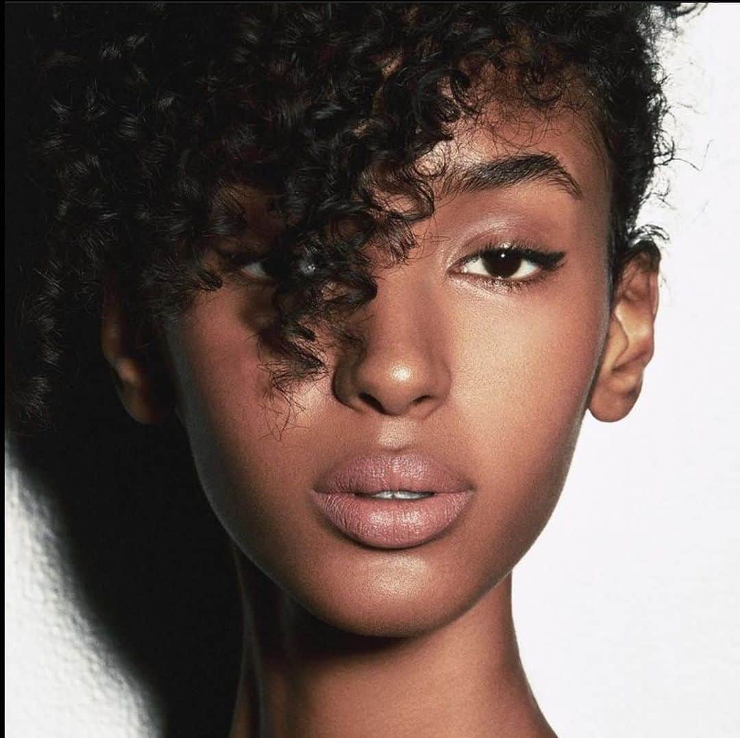 リサ・リナのインスタグラム：「Pucker Up Bitch 💋  Rinnabeauty.com 💄」