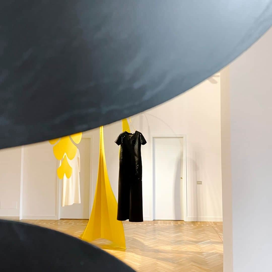ミラショーンのインスタグラム：「Mila Mobile è un inno al movimento: strutture mobili e colorate, giochi di bandiere e forme liberamente ispirati al lavoro di Alexander Calder. ⠀ Mila Mobile is a hymn to movement. The collection is in fact displayed on colorful structures freely inspired by the work of Alexander Calder. ⠀ ⠀ #milamobile」