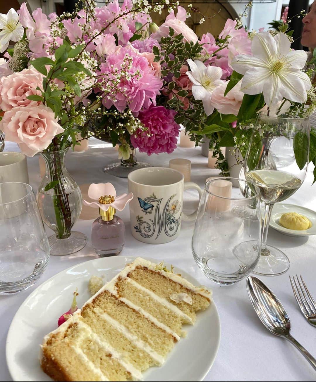 Monique Lhuillierのインスタグラム：「Let them eat cake! 🍰 Setting up a special lunch. 🌸 #moniquelhuillier #mlxpb」
