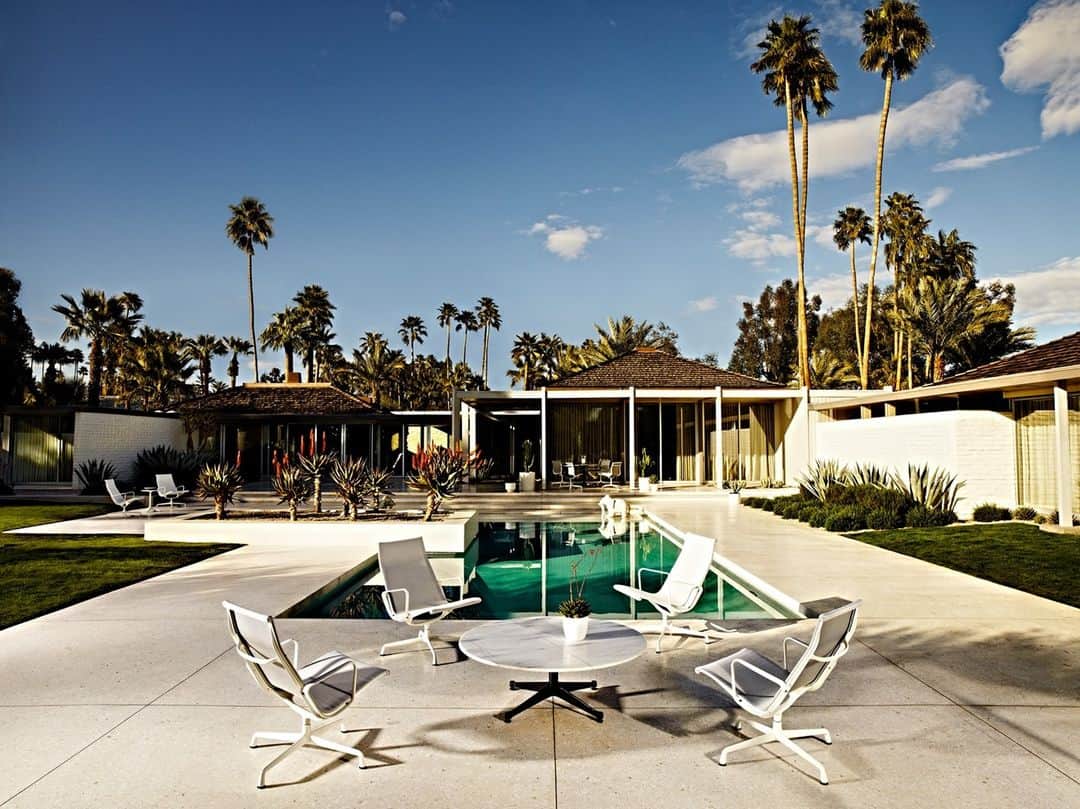 Herman Miller （ハーマンミラー）さんのインスタグラム写真 - (Herman Miller （ハーマンミラー）Instagram)「California dreaming 🌴Join us for a swoon-session over the Eames Aluminum Group Outdoor Chair. #hmathome」2月25日 2時00分 - hermanmiller