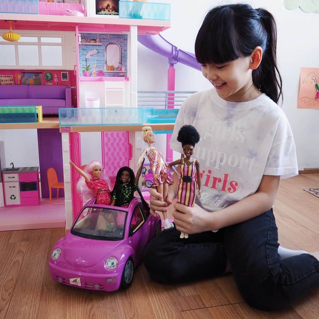 のインスタグラム：「Fashion-forward, from the classroom to the playroom, and everywhere in between. Shop new #Barbie apparel for kids, now at @target. 📸 @zooeyinthecity」