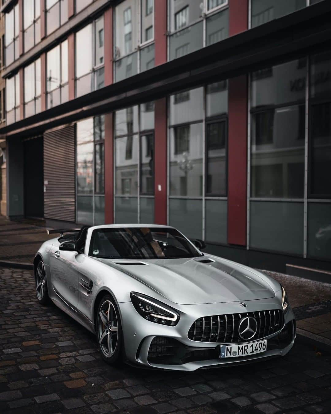 Mercedes AMGさんのインスタグラム写真 - (Mercedes AMGInstagram)「[Kraftstoffverbrauch kombiniert: 12,5 l/100 km CO₂-Emissionen kombiniert: 284 g/km amg4.me/efficiency-statement | Mercedes-AMG GT R Roadster]  Top down in downtown!  📷  @s_m_h_r   #MercedesAMG #AMG #DrivingPerformance #GTR #Roadster」2月25日 2時00分 - mercedesamg