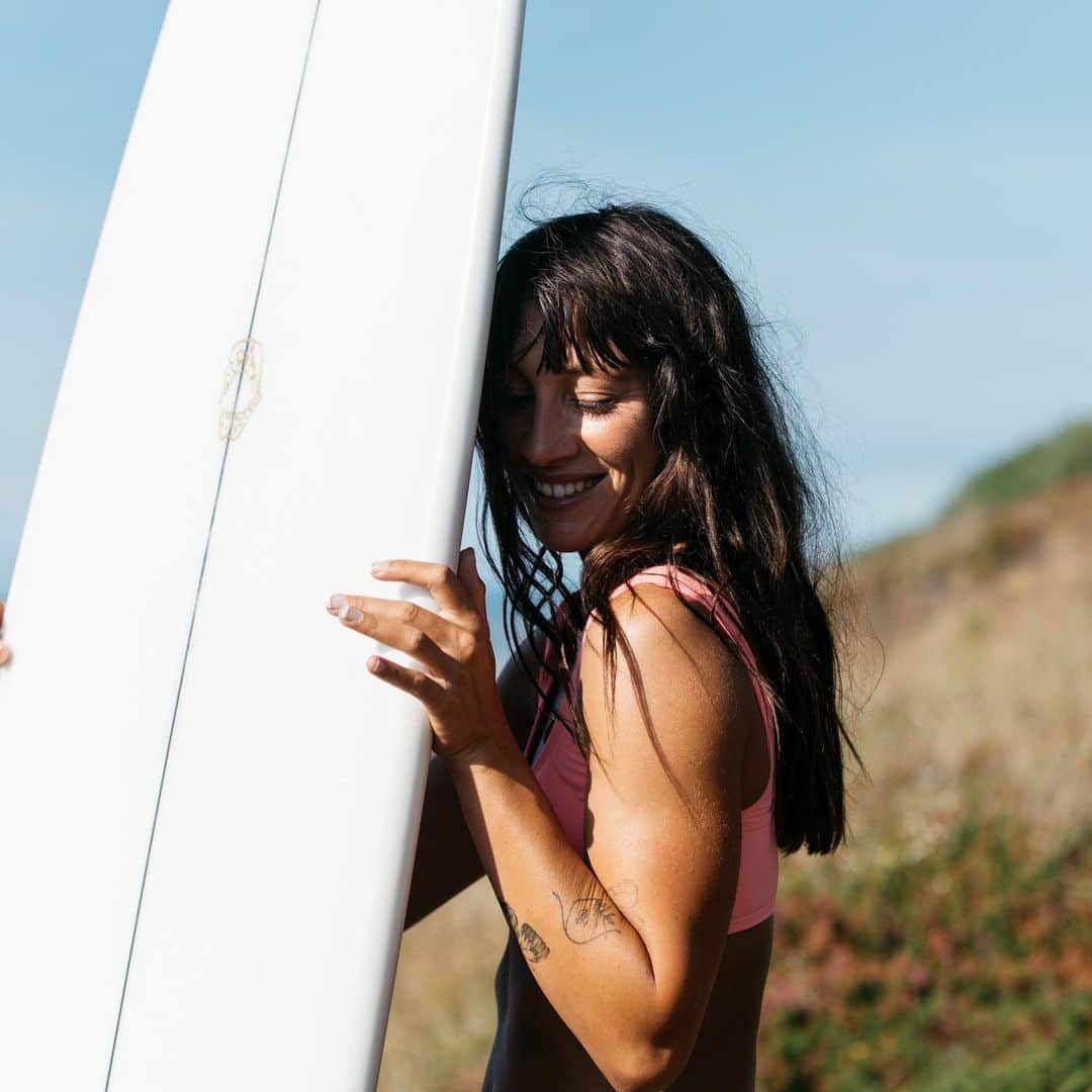 BILLABONG WOMENSさんのインスタグラム写真 - (BILLABONG WOMENSInstagram)「Meet Thea, a talented surfer and local muse from Biarritz, France! We were so lucky to work with her on our most recent campaign, A Daydream Away. Get to know her on the blog >> link in bio💫 @theamyst 📷 @pierredavis」2月25日 2時02分 - billabongwomens