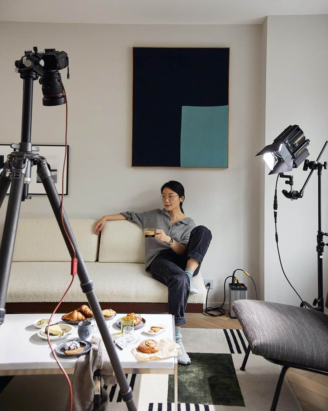 アリス・ガオのインスタグラム：「[ad] basking in my happy place — shooting still life, drinking coffee, and obsessing over the details. excited to share that my episode for the #NespressoEditions IGTV series is now live on the @nespresso channel! in it, i answer a few questions about my photography process and show some of the behind the scenes of composing a still life at home (swipe for the final image).」