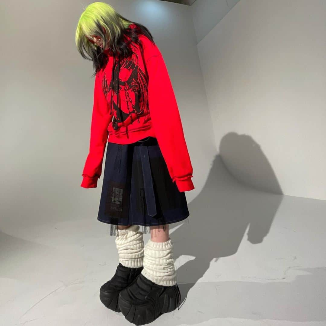 ビリー・アイリッシュさんのインスタグラム写真 - (ビリー・アイリッシュInstagram)「“THE WORLD’S A LITTLE BLURRY” COLLECTION IS OUT NOW🥀🥀🥀everything in this line (besides the socks) are made from organic fabrics! all grown without pesticides which is better for the environment. everything is made in the USA (mostly in california) which supports our homegrown economy and saves on international shipping, meaning it’s more sustainable. we’ve worked hard to create custom shapes, paying extra attention to all the details. you might notice the prices are a little higher, but that’s because this is a big step in making my clothing more sustainable👼 my hope is that by investing in more high quality items they will last for a much longer time, and we can all buy and consume less. this is so important to me and i hope you love it as much as i do. i want to thank @daf for saving me by coming on board and bringing all this to life.& TO OSIRIS FOR INSPIRING ME TO BE WHO I AM. @bloodyosiris THANK YOU BOTH FOR BEING A PART OF THIS. love you guys. enjoy.🧚」2月25日 2時04分 - billieeilish