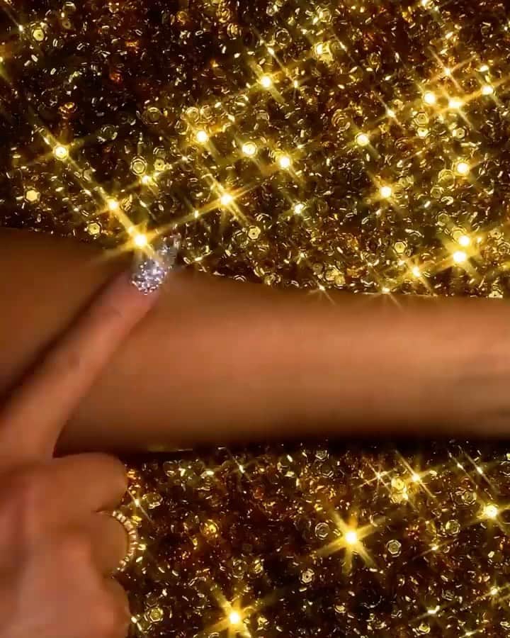 のインスタグラム：「Zoom sur une nouvelle galaxie artistique 💜 La palette Mothership Mega Celestial Divinity est un véritable trésor en édition limitée, contenant 18 ombres ultra pigmentées 🤩 C'est incontestablement la palette la plus large et la plus extravagante de @patmcgrathreal !  Uniquement chez SEPHORA. #SephoraFrance #SephoraLovesPatMcGrathLabs」