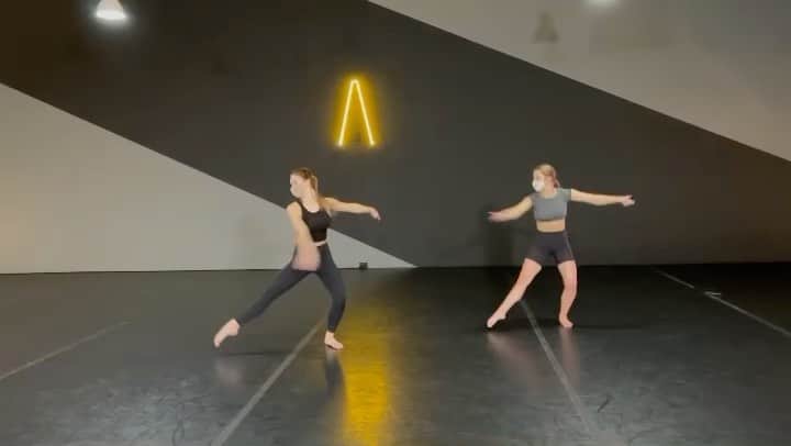 オータム・ミラーのインスタグラム：「New tricks with @_madelineunderwood_ 💓💓 in @officialkristamiller class!」