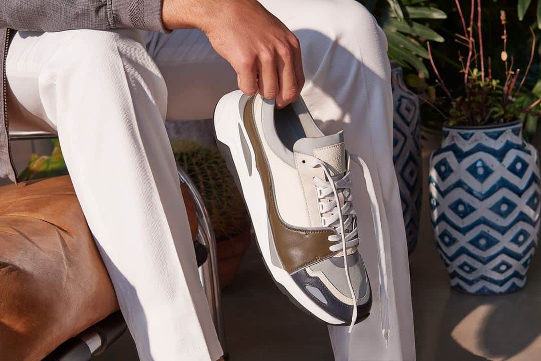 カナーリのインスタグラム：「Rediscover the fluidity of movement thanks to the lightness that characterizes the construction of the Canali Black Edition runners. Discover the new arrivals at the link in bio. #DrivenByImagination #CanaliSS21 #Canali1934 #MadeInItaly」
