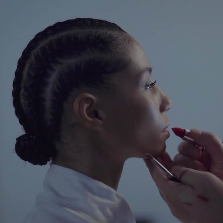 Dior Makeupのインスタグラム：「WE WEAR ROUGE FOR EMPOWERMENT “The last time I saw Hajiba we worked together on a creative dance video where I covered her from head to toe in glitter. Her grace, strength and patience are a true example. Now, almost two years further, she’s a young mother and it’s wonderful to see the sparkle when she’s talking about motherhood, dance and beauty.” - @peterphilipsmakeup, Creative & Image Director of Dior Makeup. Shot by @leonsdale Makeup by @peterphilipsmakeup Hair by @josephpujalte Nails by @elsadeslandes • CAPTURE TOTALE SUPER POTENT SERUM DIOR FOREVER 3W & 4W DIOR FOREVER SKIN CORRECT 3W DIORSHOW BROW STYLER 004 Black DIORSHOW MAXIMIZER 3D DIORSHOW ICONIC OVERCURL 090 Black ROUGE BLUSH 614 Jungle 5 COULEURS COUTURE 599 New Look DIOR BACKSTAGE GLOW FACE PALETTE 001 Universal DIOR CONTOUR 999 ROUGE DIOR 999 Velvet DIOR VERNIS 999 • #diormakeup #rougedior #wewearrouge」