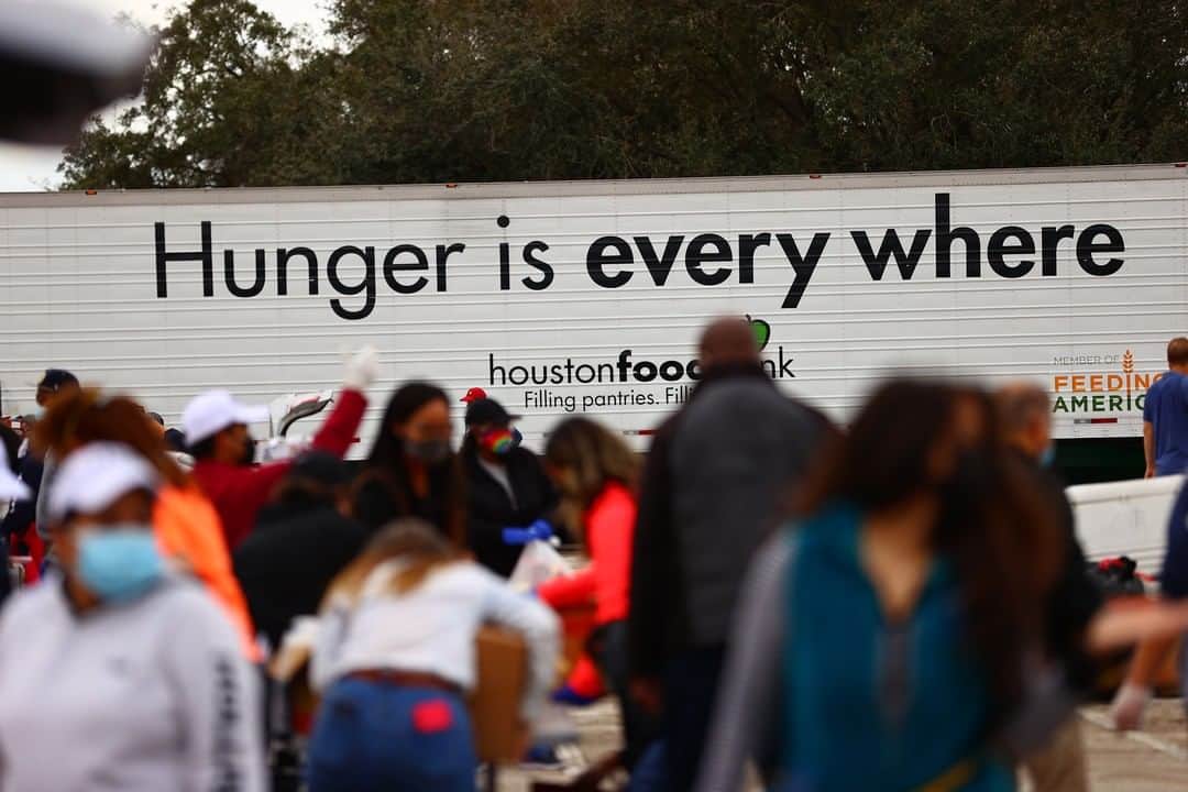 ヒューストン・テキサンズのインスタグラム：「With so many Houstonians struggling with food insecurity due to the recent winter storms, @crownroyal is partnering with the #Texans to donate $50,000 to the @houstonfoodbank, helping deliver food to seniors and underserved community members in urgent need.」