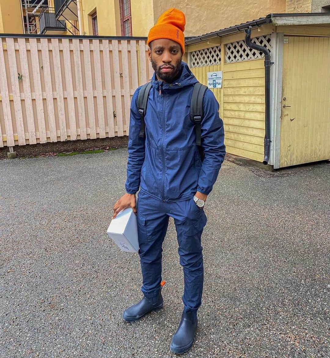 スイムズのインスタグラム：「@mrdavvee looking laidback and cool in an all blue look. He’s wearing the Charlie Rain Boot in navy. It comes in three colors, which is your favorite?」
