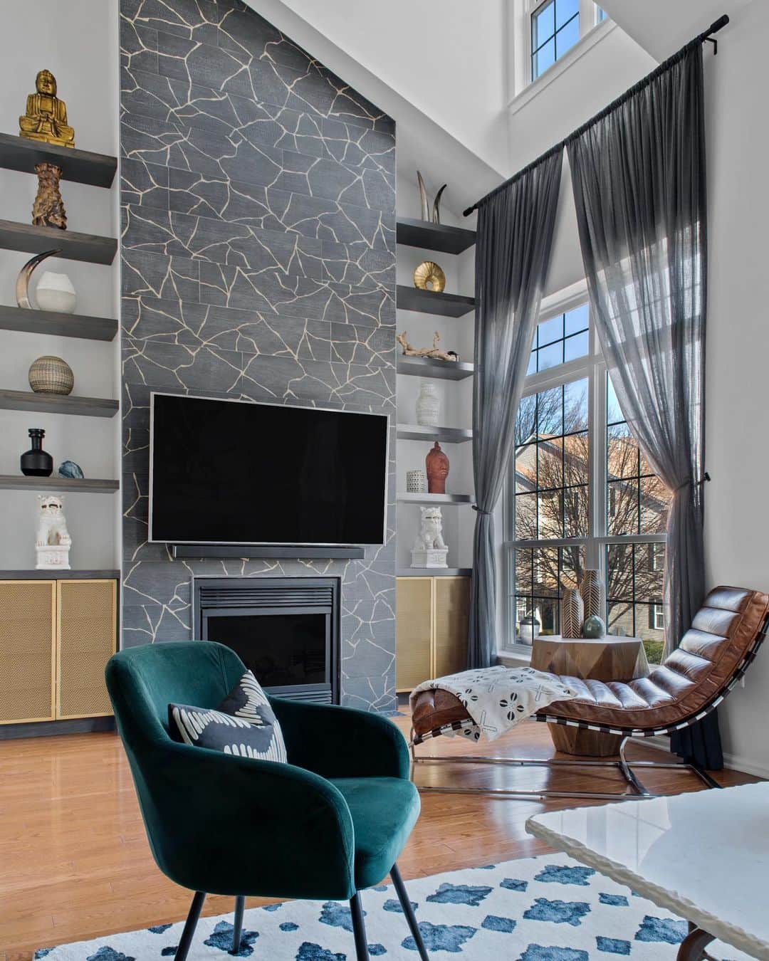 のインスタグラム：「It’s me, @bethdianasmith again! I’m really excited to share one of my favorite projects with you, a #bachelorpad I designed right here in New Jersey. The goal was to create a space that took advantage of the 17’ ceiling in the living room, be relatively minimalistic for the function of how this bachelor lives, and go high impact. Even though I love maximalism, I wouldn’t change a thing about my design or the concept, especially with this amazing kintsugi-inspired fireplace that takes advantage of that tall ceiling. This home is all about the details, especially the shapes of the furniture pieces that I wanted to feel like art in their own right.   #interiors #living #lifestyle #details #detailsmatter #decor #art #accessories #design #interiorinspiration #designinspiration #curated #bethdianasmith #bachelorpad」
