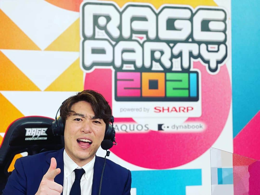 寺川俊平のインスタグラム：「* 「たのしつかれた」  昨日はRAGE PARTY 2021があって 私、実況しやした！  ん？ぱーちー？なんぞのこっちゃいという方に 端的に言うと「eSportsのエキシビション大会」です！  プロジェクトセカイ と APEX LEGENDS   毛色の違うeSports2種目を しかもそのオールスター戦みたいなのを 「実況」するという まぁハッキリ言って俊平くん的大冒険でした。  最初「やってみない？」って言われた時は 二つ返事で「やりたい」って言ったけど  APEX喋るの初めて 1日に2種目喋るの初めて そもそも15時〜22時って えーうそー駅伝くらい長いんですけど！ って気づいてからはちょっと不安だったりもして 得意の“できるかな・大丈夫かなモード”に入り スタッフにチクチク連絡しては 「これってどうなってるの？」 「あれってどうすればいいんだっけ？」 「これってあれでいいんだよね？」 「あ、これってあれでいいんだよね？」（２回目） ってな具合だったんですが （うん、みんないつもごめん。笑）  一方で、この不安がつきまとう感覚に 「そうそうこれこれ！」っていう 最近あんまり感じてなかった 刺激みたいなものを味わえて ほんのちょっと いや実は結構気持ちよかったりもして  えーと…長くなっちゃったな…  んと、結果、めっちゃ楽しかったというだけの話です！！笑 そんな感じの余韻の中に今日はいました。  見返したら まだまだ気付けてないこと多いし この２つのゲームをよく知ってる方からすると 至らないところも多かったような気もして どこか申し訳ない思いもあるんだけどね。  でも、だからこそ また喋りたい、っす、自分。 めっちゃ疲れたけど！  やっぱ やったことないをやる、のが 楽し疲れる！最高！  はい！以上！！！  #esports #rageparty #rage #exhibition  #apex #プロジェクトセカイ #プロセカ #ちなみに #僕も #ゆふな式ボタン配置」