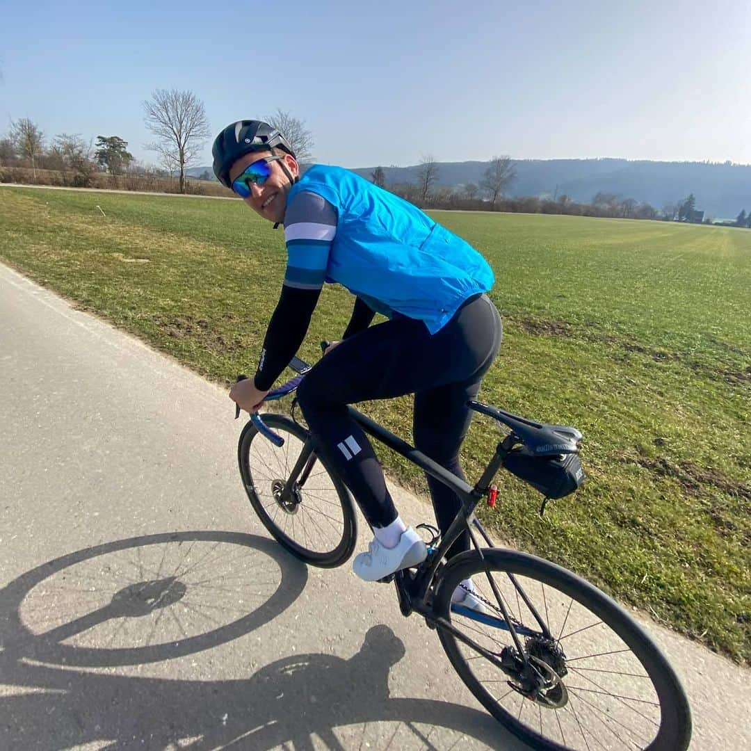 マルセル・キッテルのインスタグラム：「16°C, sun and 2 training sessions today. What a beautiful day. I'm so happy that there is no damn snow blocking the road anymore!! 😛😛 Ride your bike. NOW! 😍  📸@fasamucker」