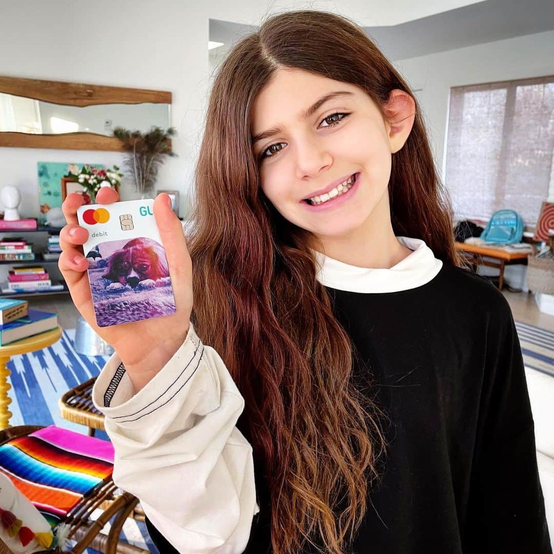 Ilana Wilesのインスタグラム：「Welp. Mazzy is officially grown. And as an officially grown person, she now has the privilege of self-dismissal at school. Which means that Mazzy and her friends like to walk a block to the coffee shop and get a snack. ON THEIR OWN. We pick her up from there. I’ve been giving Mazzy an allowance and tracking her savings through my phone for a few years, but now felt like the right time to give her a bit more control over her spending. Have you heard of @greenlightcard? It’s a parent controlled debit card that is the perfect way to teach your kid how to budget their money. Parents can manage the card through the Greenlight app using flexible parental controls - like setting an auto weekly allowance (or a chore checklist that earns set amounts), choosing the stores where kids can spend their money and setting a parent paid interest rate on savings. If your kid has a phone, they can track their money on the child version of the app and ask you to transfer money if they need it when they are out and about. This way, there’s no need for Mazzy to carry cash, Mike and I can monitor her spending, and Mazzy can learn a thing or two about how to budget her money. Have I mentioned that your kid can pick the picture on their card? Mazzy chose Frankie. Obviously. Go watch my story to learn more or go to the link in my bio to get a @greenlightcard for your kid!」