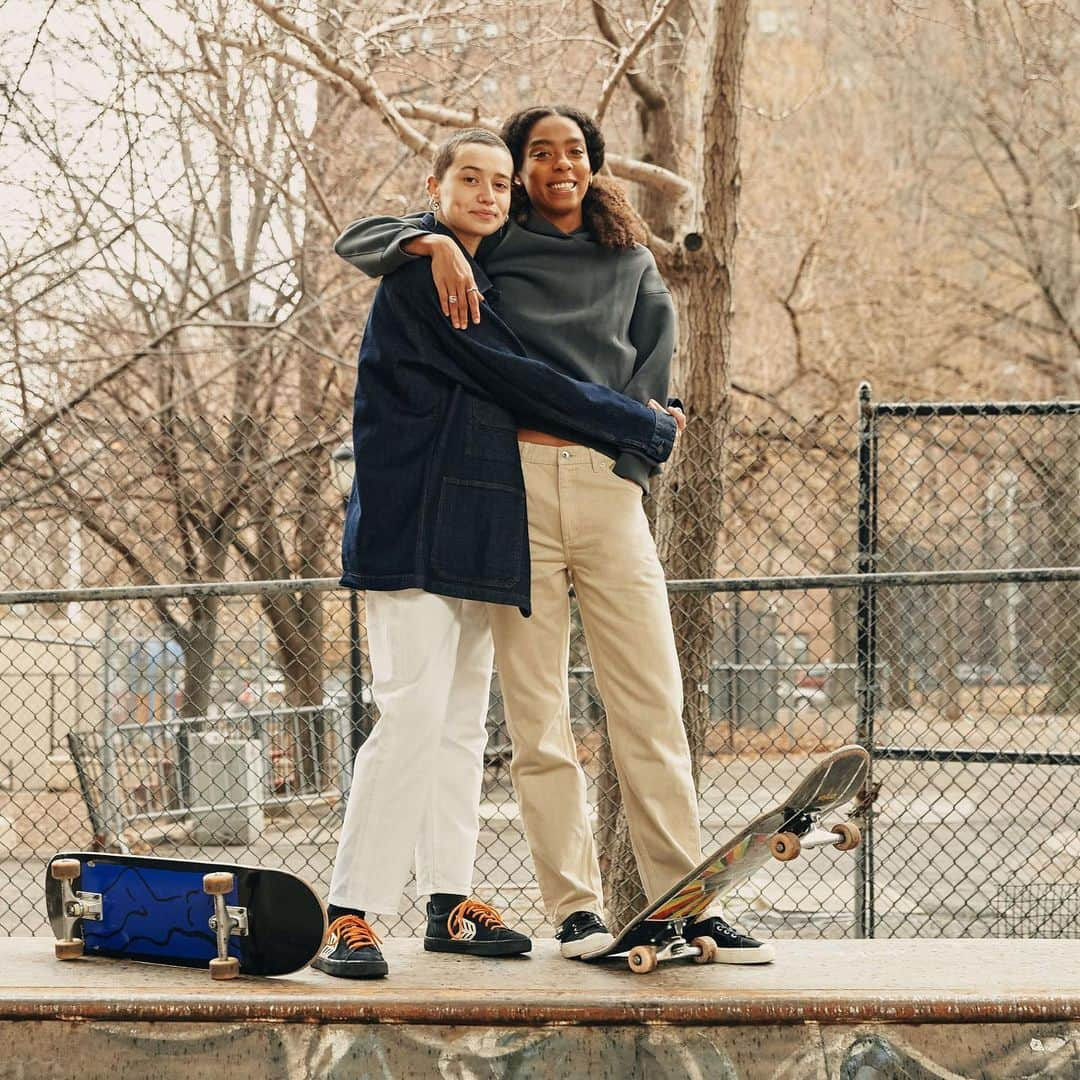 UNIQLO UKさんのインスタグラム写真 - (UNIQLO UKInstagram)「"Everybody has that one friend who has changed their life. Dee is my person." - Briana @brianaking (Skateboarder)   "I had always had a hard time making friends, but skateboarding changed that." - Dee @ny_art_dee (Skateboarder)   Relaxed Tapered Ankle Jeans - An all-new style, paired with a vintage denim vibe. Designed with a relaxed fit, these jeans offer a slightly wider look with a tapered silhouette that conjures an easy, sleek, pulled-together mood.   #FINDYOURPERFECTPAIR #UNIQLOJEANSFOREVERYONE」2月25日 2時25分 - uniqlo_uk