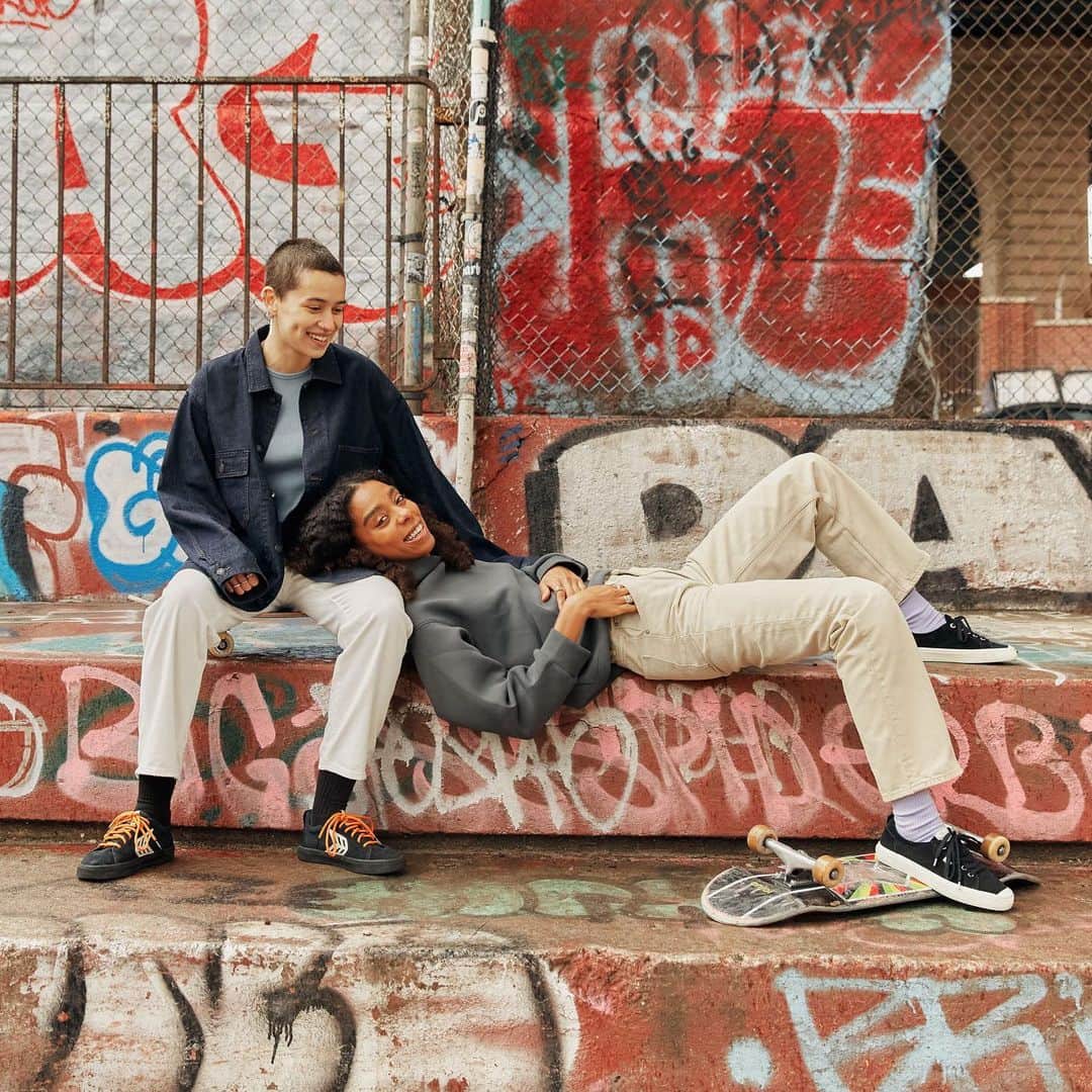 UNIQLO UKさんのインスタグラム写真 - (UNIQLO UKInstagram)「"Everybody has that one friend who has changed their life. Dee is my person." - Briana @brianaking (Skateboarder)   "I had always had a hard time making friends, but skateboarding changed that." - Dee @ny_art_dee (Skateboarder)   Relaxed Tapered Ankle Jeans - An all-new style, paired with a vintage denim vibe. Designed with a relaxed fit, these jeans offer a slightly wider look with a tapered silhouette that conjures an easy, sleek, pulled-together mood.   #FINDYOURPERFECTPAIR #UNIQLOJEANSFOREVERYONE」2月25日 2時25分 - uniqlo_uk