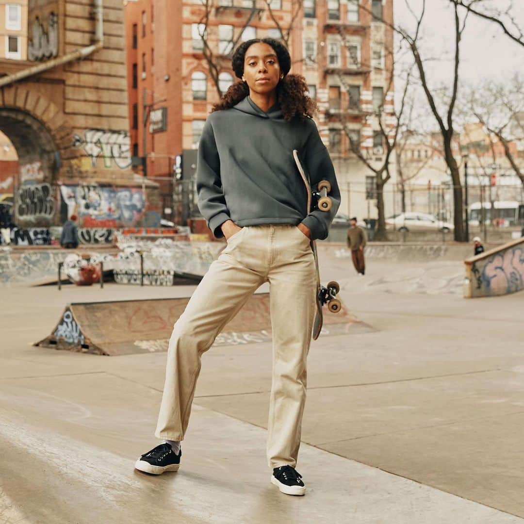 UNIQLO UKさんのインスタグラム写真 - (UNIQLO UKInstagram)「"Everybody has that one friend who has changed their life. Dee is my person." - Briana @brianaking (Skateboarder)   "I had always had a hard time making friends, but skateboarding changed that." - Dee @ny_art_dee (Skateboarder)   Relaxed Tapered Ankle Jeans - An all-new style, paired with a vintage denim vibe. Designed with a relaxed fit, these jeans offer a slightly wider look with a tapered silhouette that conjures an easy, sleek, pulled-together mood.   #FINDYOURPERFECTPAIR #UNIQLOJEANSFOREVERYONE」2月25日 2時25分 - uniqlo_uk