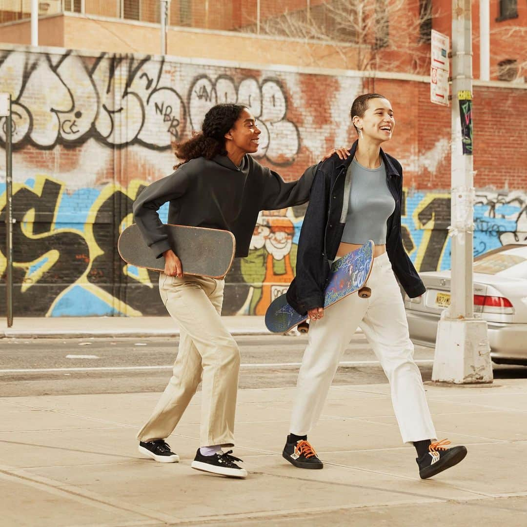 UNIQLO UKさんのインスタグラム写真 - (UNIQLO UKInstagram)「"Everybody has that one friend who has changed their life. Dee is my person." - Briana @brianaking (Skateboarder)   "I had always had a hard time making friends, but skateboarding changed that." - Dee @ny_art_dee (Skateboarder)   Relaxed Tapered Ankle Jeans - An all-new style, paired with a vintage denim vibe. Designed with a relaxed fit, these jeans offer a slightly wider look with a tapered silhouette that conjures an easy, sleek, pulled-together mood.   #FINDYOURPERFECTPAIR #UNIQLOJEANSFOREVERYONE」2月25日 2時25分 - uniqlo_uk