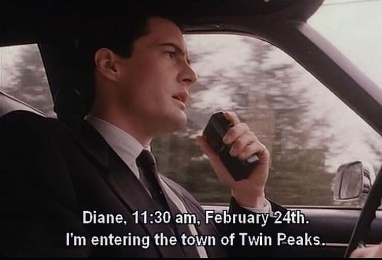 ELLE Polandさんのインスタグラム写真 - (ELLE PolandInstagram)「24 lutego 1989 roku agent specjalny FBI Dale Cooper przyjechał do Twin Peaks, aby rozwiązać zagadkę tajemniczej śmierci Laury Palmer.   Od tamtego dnia minęło ponad 30 lat... ale ten kultowy serial wraz z całą magią i kompozycjami Angelo Badalamentiego zachwyca nas do dziś.  #TwinPeaks #TwinPeaksDay #DavidLynch #MarkFrost #KyleMacLachlan ☕️ repost: @classicmovielines」2月25日 2時26分 - ellepolska