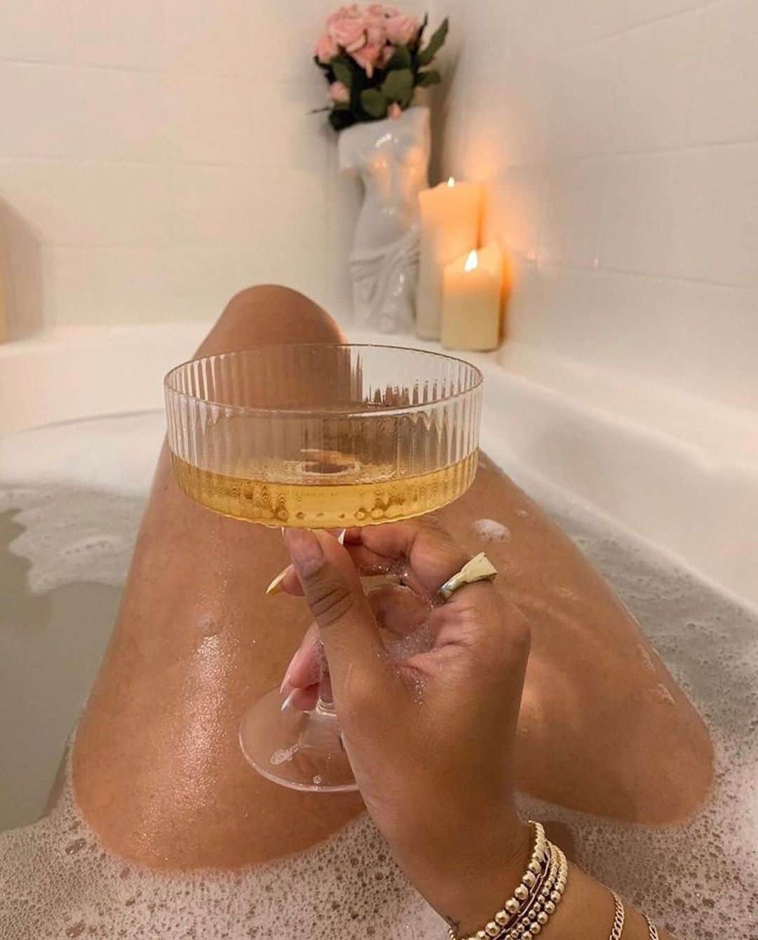 キャサリンマランドリーノのインスタグラム：「The ultimate mid week self care 🍾 (via @bath.soak.rituals)」