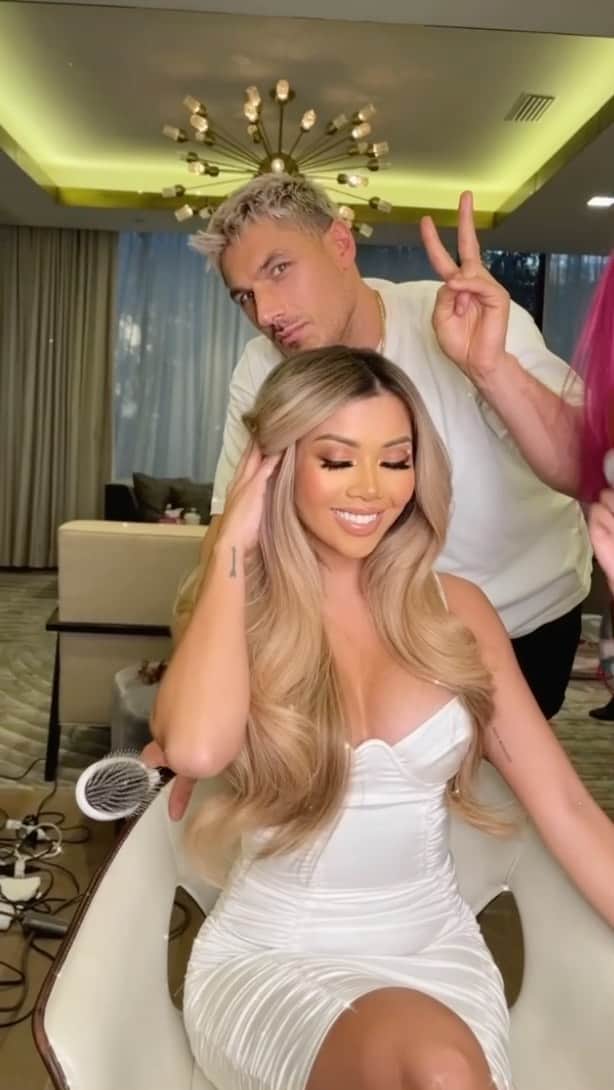 リアン Vのインスタグラム：「It’s the transformation for me! 🔥😍 Honored to be a part of @chrisappleton1 new #MoneyMasque campaign with @colorwowhair ✨ Loved working on this project!  Makeup by @makeupari_ 💄」
