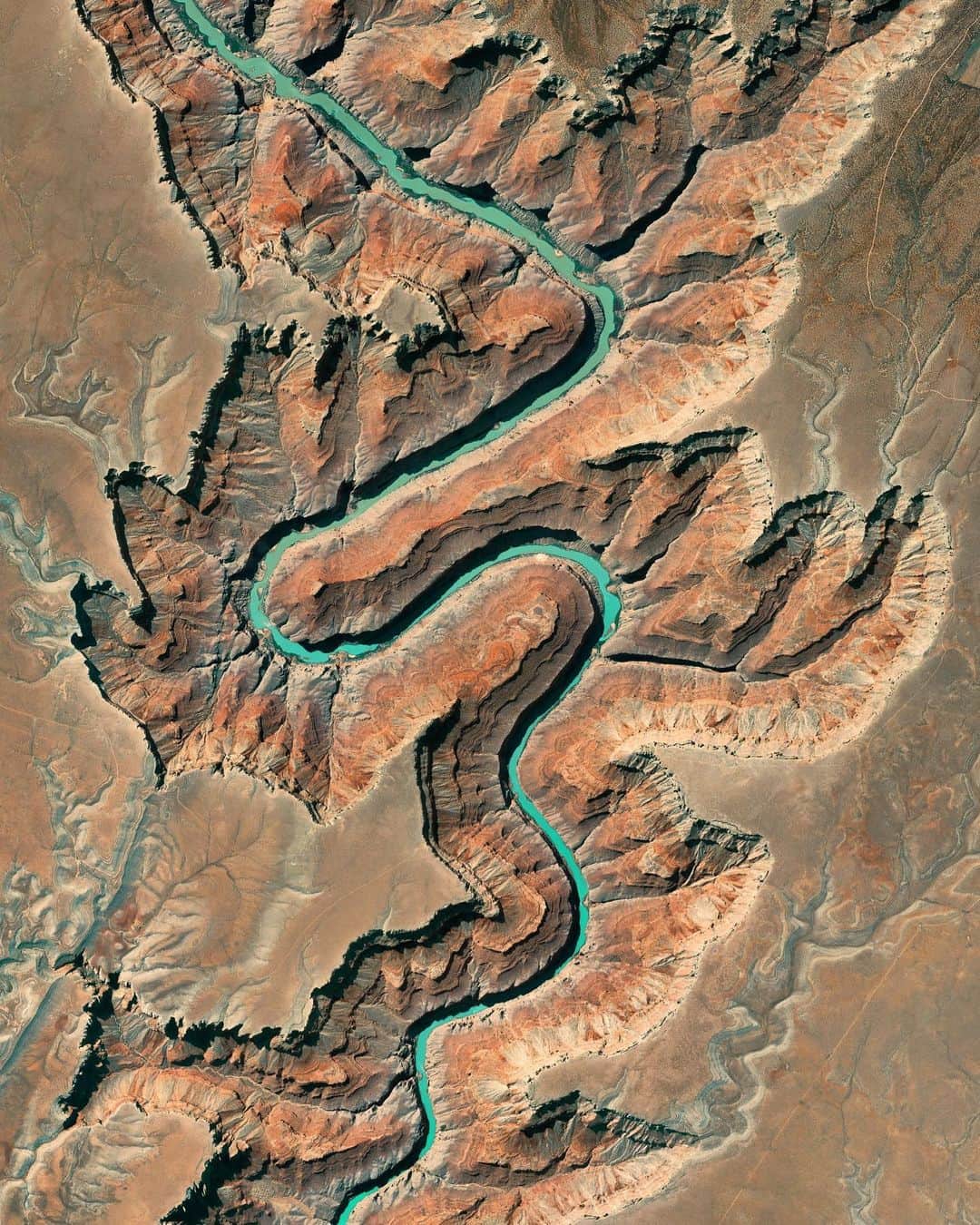 Daily Overviewさんのインスタグラム写真 - (Daily OverviewInstagram)「The Colorado River and the trajectory of its current flow were formed roughly 5 million years ago. Due to tectonic activity, the Colorado Plateau continued to rise from 5 million to 2.5 million years ago, thereby shifting the direction of the river. With its new path, the river began to erode the area in present-day Arizona now known as the Grand Canyon. The canyon is situated just a few miles south of the river section captured in this Overview. - You can find this image in the introduction of our latest book, “Overview Timelapse.” Link in bio to learn more. — Created by @overview Source imagery: @maxartechnologies」2月25日 2時45分 - dailyoverview