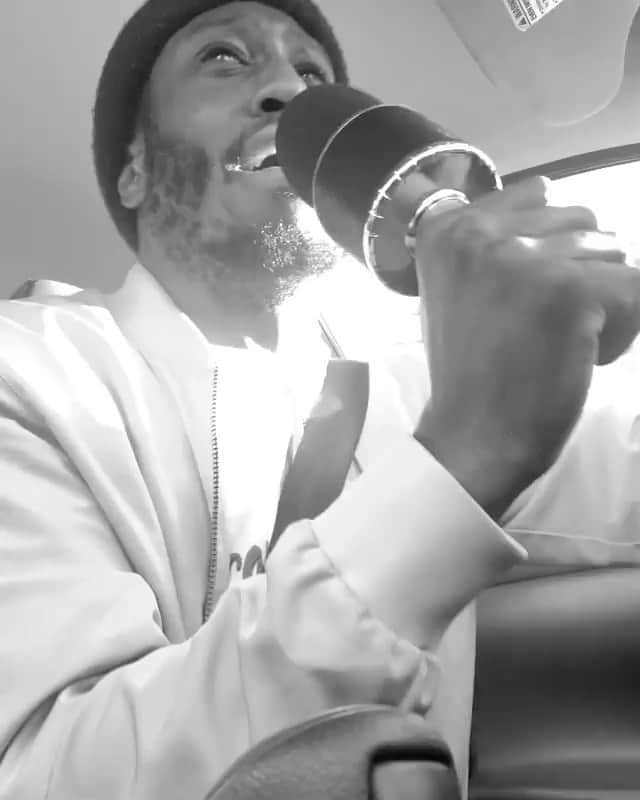 コモンのインスタグラム：「Ladies, please help this brother out.  @iamwill.johnson can sing! Repost: I’m tired the ghetto 😭  LYRICS：“IM GONE BE SINGLE FOREVER, AND EVER, AND EVER.  BECAUSE MY INSTAGRAM CRUSH WONT SLIDE IN MY DMS... BEING SINGLE IS GHETTO,  AND THE PEOPLE THAT WANT ME THEY’RE ALL UGLY,  ONLY FANS IS WAITING JUST FOR ME” 🤟🏾😭」