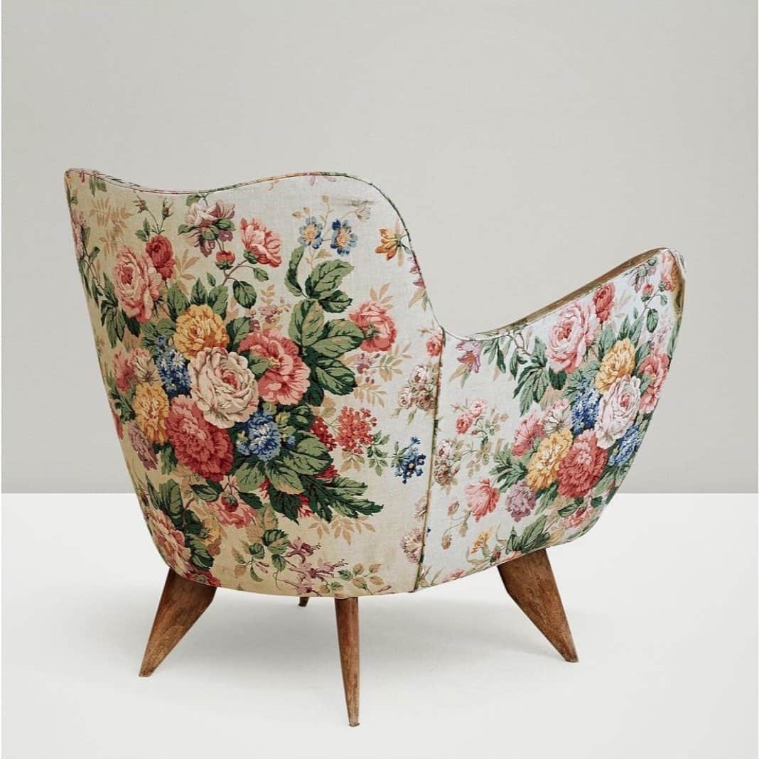 アダムのインスタグラム：「'Perla' Lounge Chair, 1952. Designed by Guglielmo Veronesi and produced by I.S.A. Bergamo, Italy. Walnut with floral printed linen.」